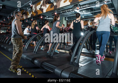 Macchina in esecuzione di Barry fitness Bootcamp London Euston Foto Stock