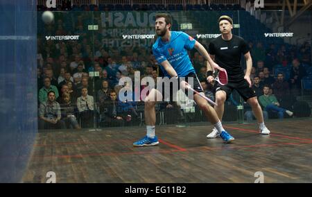 Sportcity, Manchester, Regno Unito. Il 13 febbraio, 2015. Daryl Selby (Essex), il mondo si è classificato 14, vince 16-14,11-8, 11-6 contro Tom Richards (Surrey), il mondo si è classificato 34, indossa la fascia. British National Squash Championships Quarti di Finale Manchester, UK. Credito: Giovanni friggitrice/Alamy Live News Foto Stock