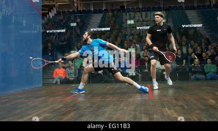 Sportcity, Manchester, Regno Unito. Il 13 febbraio, 2015. Daryl Selby (Essex), il mondo si è classificato 14, vince 16-14,11-8, 11-6 contro Tom Richards (Surrey), il mondo si è classificato 34, indossa la fascia. British National Squash Championships Quarti di Finale Manchester, UK. Credito: Giovanni friggitrice/Alamy Live News Foto Stock