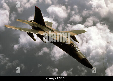 Anni sessanta -- L'F-111 Aardvark era un medio raggio e interdictor Tactical Strike Aircraft che riempito anche i ruoli di bombardiere strategico, la ricognizione e la guerra elettronica nelle sue varie versioni. Il USAF F-111 varianti erano pensionati negli anni novanta con l'F-111Fs in pensione nel 1996 e EF-111s in pensione nel 1998. Foto Stock