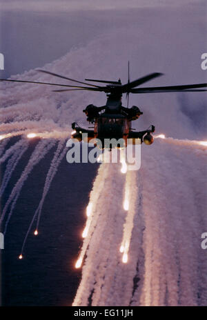 Anni sessanta -- Un MH-53J Pave bassa IIIE dal ventesimo Special Operations Squadron, sedicesimo Special Operations Wing, Campo Hurlburt Fla., fà flares sull Oceano Atlantico per dimostrare le sue capacità difensive. Senior Master Sgt. Rose Reynolds Foto Stock