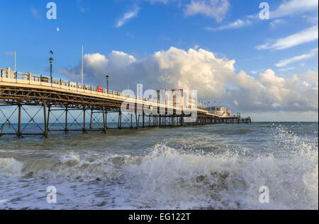 Worthing Pier nella luce della sera a Worthing West Sussex, in Inghilterra, Regno Unito. Foto Stock