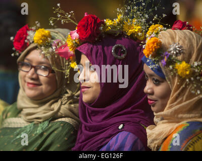 Dacca in Bangladesh. Xiii Febbraio, 2015. Una ragazza del Bangladesh ha la sua testa decorata con fiori come si festeggia l arrivo della primavera il primo giorno di Falgoon presso l'università di Dhaka campus a Dhaka.centinaia di persone riunite nella cultura della cerimonia di benvenuto il primo giorno di 'Basanta, ' che è noto come il simbolo della vita e inizia con il primo giorno del mese in Bengali di Phalgun © Zakir Hossain Chowdhury/ZUMA filo/Alamy Live News Foto Stock