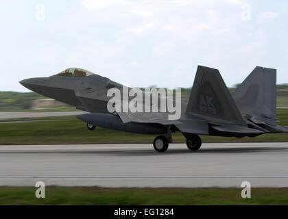 Un U.S. Air Force F Raptor terre presso Andersen Air Force Base, Guam domenica 20 luglio, 2008. Cinque rapaci e associato al personale di supporto assegnato al novantesimo Expeditionary Fighter Squadron Elmendorf Air Force Base in Alaska sono su Andersen Air Force Base di partecipare nella giungla esercizio di protezione e il comportamento di far fronte il disgelo della formazione . Stati Uniti Air Force da Airman 1. Classe Nichelle Griffiths Foto Stock