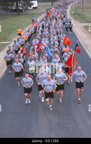 Stati Uniti I membri dell'esercito del 48th della brigata di fanteria combattere Team L dalla Georgia esercito Guardia Nazionale di partecipare in un inizio corsa mattutina a Fort McCoy, Wisconsin durante il Patriot 2008 esercizio, lunedì, 21 luglio 2008. Patriota, il più grande la Guardia Nazionale esercizio detenute attraverso gli Stati Uniti, aumenta la capacità di combattimento della Guardia nazionale, riserva, e componenti attivi della United States Air Force e esercito. Inoltre la partecipazione del Canada, Regno Unito e Paesi Bassi aumenta le forze combinate di efficacia. Tech. Sgt. Alex Koenig Foto Stock