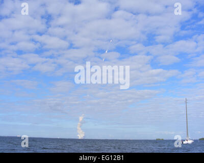 Il servizio STS-129 equipaggio lancia dal Kennedy Space Center Fla., nov. 16, 2009, lo spazio a bordo della navetta Atlantis per una missione alla stazione spaziale internazionale. da Chris Arnold Foto Stock