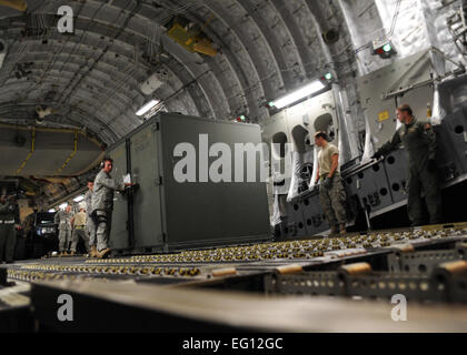 Apparecchiatura viene scaricato da un Charleston C-17 in Port-Au-Prince, Haiti Gen 15, 2010. Aria Mobilità comando è assistere lo sforzo di assistenza umanitaria ad Haiti portando le risorse necessarie per eseguire le operazioni di Aviosuperficie, del controllo del traffico aereo e di comando e controllo, porta antenna, manutenzione e la sicurezza. Inoltre AMC ha attività di medicina aeronautica che possono prendersi cura di e trasportare i feriti a seguire sulla cura. U.S.Air Force foto/Senior Airman Katie Gieratz Foto Stock