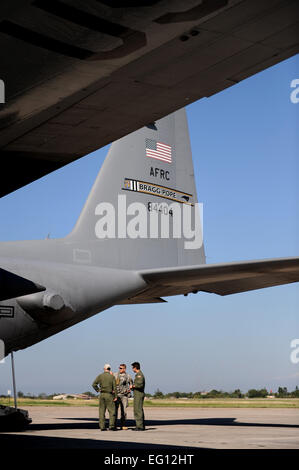 100115-F-2034C-108 equipaggio membri parlare con un membro della ottantaduesima Airborne Division dopo lo sbarco a Port-au-Prince, Haiti Gen 15, 2010. Il aviatori sono dal 2° Airlift Squadron, Papa Air Force Base, Fayetteville, North Carolina. Stati Uniti Comando Sud è la distribuzione di beni ad Haiti per condurre operazioni di ricerca e salvataggio, danno valutazioni, e transizioni subito assistenza umanitaria/Disaster Relief operations al fine di evitare che la sofferenza umana e ulteriori perdite di vite umane. Master Sgt. Shane A. Cuomo Foto Stock