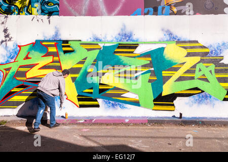 L'artista di strada al lavoro al 'tunnel', un mandatario area graffiti a Leake Street vicino Stazione Waterloo di Londra Foto Stock