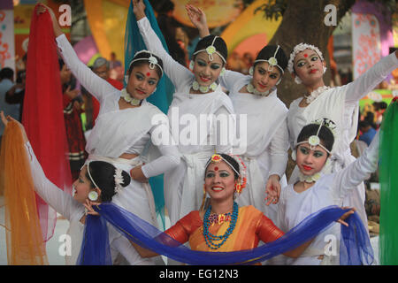 Dacca in Bangladesh. Xiii Febbraio, 2015. Le donne del Bangladesh eseguire una danza tradizionale durante il ''Basanta Utsab'' o il Festival di Primavera di Dhaka. Centinaia di persone riunite nella cultura della cerimonia di benvenuto il primo giorno di 'Basanta, ' che è noto come il simbolo della vita e inizia con il primo giorno del mese in Bengali di Phalgun © Zakir Hossain Chowdhury/ZUMA filo/Alamy Live News Foto Stock