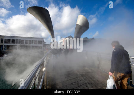 Il "Ponte di nebbia' un arte di installazione su Pero's Bridge in del Bristol Harbourside dall'artista giapponese Fujiko Nayaka Foto Stock