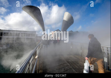 Il "Ponte di nebbia' un arte di installazione su Pero's Bridge in del Bristol Harbourside dall'artista giapponese Fujiko Nayaka Foto Stock