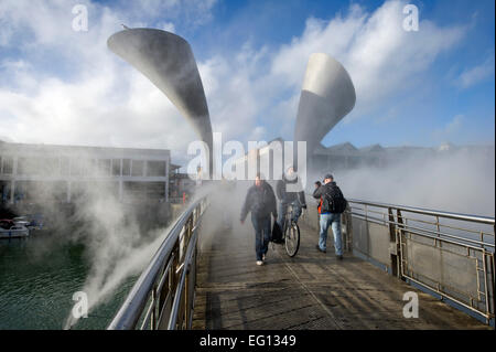 Il "Ponte di nebbia' un arte di installazione su Pero's Bridge in del Bristol Harbourside dall'artista giapponese Fujiko Nayaka Foto Stock