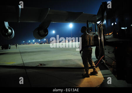 Stati Uniti Air Force Senior Airman Christopher Guy, 633rd disponibilità logistiche Squadron, Langley Air Force Base, Virginia, combustibili una C-17 Globemaster III aeromobile dal 452nd Aria Mobilità ala, marzo riserva d'aria di base, Calif. Il velivolo sta portando aiuti umanitari insieme con gli Stati Uniti I soldati dell esercito e delle attrezzature dal 688th rapida apertura porta elemento, Fort Eustis, Va. Staff Sgt. Giacobbe N. Bailey Foto Stock