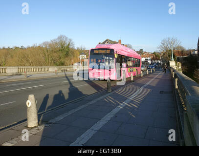 Il bus di lettura sulla Route 22 attraversando Caversham Bridge, Berkshire. Foto Stock