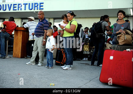 Cittadini degli Stati Uniti di aspettare di essere evacuato da Toussaint Louveture Aeroporto Internazionale di Port Au Prince, Hati on gennaio 17, 2010. Hati è stato colpito da un sisma che ha livellato molto i paesi dell'infrastruttura. Master Sgt. Jeremy Lock Foto Stock