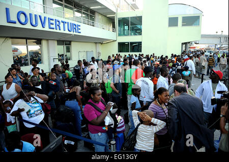 Cittadini degli Stati Uniti di aspettare di essere evacuato da Toussaint Louveture Aeroporto Internazionale di Port Au Prince, Hati on gennaio 17, 2010. Hati è stato colpito da un sisma che ha livellato molto i paesi dell'infrastruttura. Master Sgt. Jeremy Lock Foto Stock