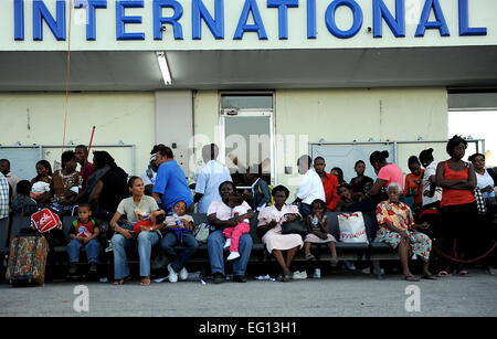 Cittadini degli Stati Uniti di aspettare di essere evacuato da Toussaint Louveture Aeroporto Internazionale di Port Au Prince, Hati on gennaio 17, 2010. Hati è stato colpito da un sisma che ha livellato molto i paesi dell'infrastruttura. Master Sgt. Jeremy Lock Foto Stock