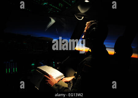 Stati Uniti Air Force Lt. Col. Forrest Brown, un C-17 Globemaster III pilota assegnato alla 729th Airlift Squadron, 452nd Aria Mobilità ala, marzo riserva d'aria di base, California, conduce in volo di liste di controllo prima di consegnare cargo a sostegno del terremoto di Haiti gli sforzi di rilievo di Toussaint Louverture International Airport, Haiti, Gennaio 17, 2010. Il personale Sgt. Giacobbe N. Bailey / Non rivisto Foto Stock