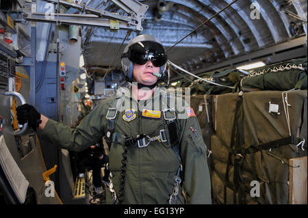 100118-F-2034C-065 Tech. Sgt. Aaron Avery prepara apre la rampa porta al suo C-17 Globemaster III per un aiuto umanitario di airdrop su Haiti Gen 18, 2010. Sgt. Avery è un loadmaster dal xvi Airlift Squadron, Charleston Air Force Base, Charleston, Carolina del Sud. Il C-17 sarà in conduzione il primo umanitario missione airdrop su Haiti mediante gocciolamento 40 pallet di soccorso. Stati Uniti Comando Sud è la distribuzione di beni ad Haiti per condurre operazioni di ricerca e salvataggio, danno valutazioni, e transizioni subito assistenza umanitaria/Disaster Relief Operations per evitare huma Foto Stock