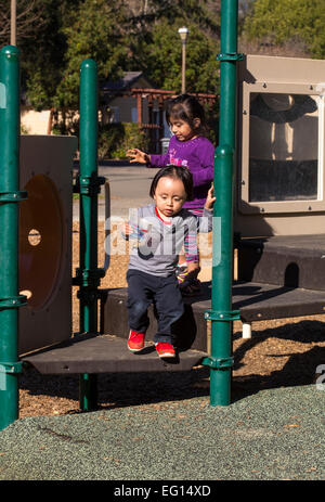 I bambini di origine ispanica, Ispanico un ragazzo e una ragazza, giovane ragazzo giovane ragazza, giocando, sandbox, parco giochi, Pioneer Park, Novato, California Foto Stock