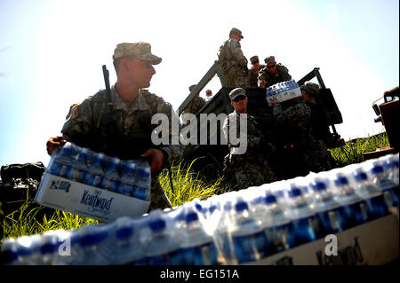 Stati Uniti I soldati dell esercito con Bravo Company, 2° Battaglione, 325Airborne Reggimento di Fanteria, 2° Brigata Team di combattimento, ottantaduesima Airborne Division, Fort Bragg, NC, a caricare i casi di acqua prima di andare in centro per consegnare il terremoto di cibo e di acqua alla locale haitiani a gennaio 22, 2010 a Port-au-Prince, Haiti per funzionamento risposta unitaria. I soldati consegnati 300 umanitario razioni giornaliere e 600 bottiglie di acqua in questo viaggio. Un devastante terremoto ha colpito la regione il 12 gennaio 2010. Master Sgt. Jeremy bloccare rilasciato Foto Stock