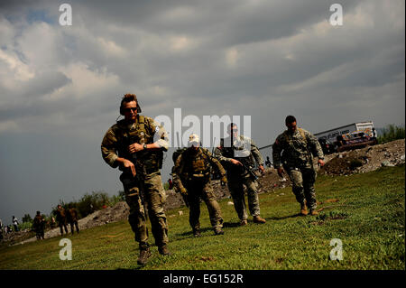 Stati Uniti Air Force Combat Controller e U.S. Esercito esploratori in terra in un campo e sta conducendo nella zona di caduta i sondaggi per il futuro air drop siti su gennaio 24, 2010 a Port-au-Prince, Haiti durante il funzionamento risposta unitaria. Master Sgt. Jeremy bloccare rilasciato Foto Stock