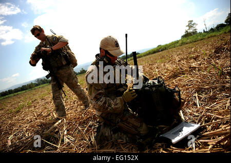 Un U.S. Air Force Combat Controller prepara la radio torna alla Tattiche speciali Operation Center on gennaio 24, 2010 a Port-au-Prince, Haiti durante il funzionamento risposta unitaria. Stati Uniti Air Force Combat Controller e U.S. Esercito esploratori sono in conduzione Drop Zone sondaggi per il futuro air drop siti. Master Sgt. Jeremy bloccare rilasciato Foto Stock