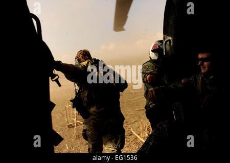 Stati Uniti Air Force Combat Controller e U.S. Esercito esploratori in terra in un campo e sta conducendo nella zona di caduta i sondaggi per il futuro air drop siti su gennaio 24, 2010 a Port-au-Prince, Haiti durante il funzionamento risposta unitaria. Master Sgt. Jeremy bloccare rilasciato Foto Stock