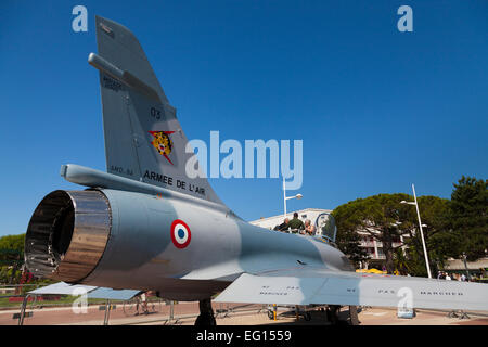 Vista posteriore del Mirage 2000 Super Sonic da combattimento aereo sul display Foto Stock