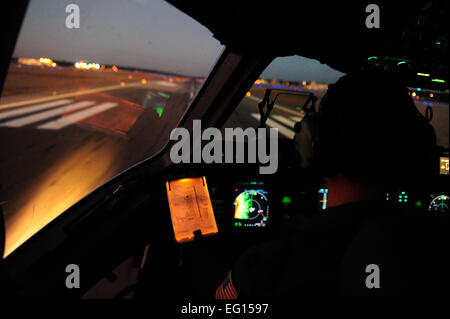 Stati Uniti Air Force Capt. Christopher Slauson, C-17 Globemaster III pilota con la XXI Airlift Squadron, Travis Air Force Base AFB, California, opera dell'aeromobile durante la fase di decollo dal Papa Air Force Base, N.C., in rotta per Port-au-Prince, Haiti, con un carico di U.S. Il materiale dell'esercito da Fort Bragg, N.C., a sostegno del terremoto ad Haiti i soccorsi, Gennaio 27, 2010. Il personale Sgt. Joshua L. DeMotts Non rivisto Foto Stock