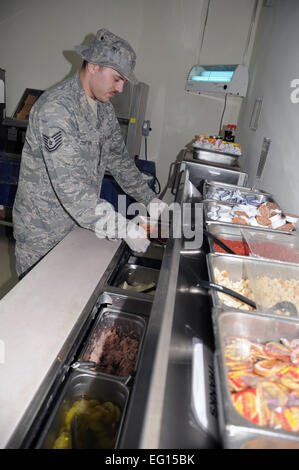 Tech. Sgt. Rusty Zortman, facility manager per 'Roy's" cucina di volo del 380 forza expeditionary squadrone di supporto, luoghi di un vassoio per alimenti in deposito presso la sua struttura durante le operazioni a un non-base descritti in Asia sud-ovest a gennaio 31, 2010. Il sergente Zortman e il suo staff eseguire una struttura accanto alle operazioni flightline area di responsabilità e il lavoro quotidiano di alimentazione di centinaia di manutenzione e operazioni avieri. Egli è distribuito dal Nebraska Air National Guard's 155Air Refuelling Wing a Lincoln e la sua città natale è Onawa, Iowa. Master Sgt. Scott T. Sturkol Foto Stock