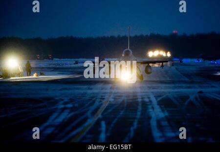 Stati Uniti Air Force Capt. Cory Farrer, pilota assegnato al XIII Fighter Squadron, taxi un F-16 Fighting Falcon verso la pista di decollo predawn Febbraio 3, 2010, a Misawa combatté Air Base, Giappone. La F-16 è un multi-ruolo, all-weather fighter in grado di erogare esattamente inesplosi durante non visivo in condizioni di bombardamenti. Il personale Sgt. Samuel Morse Foto Stock