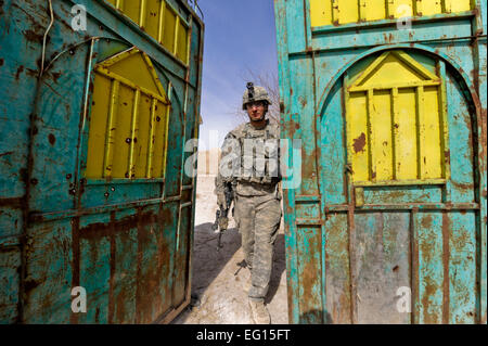 Stati Uniti Army Sgt. Jeremy Nevil Alfa Company, 1° Battaglione, diciassettesimo Reggimento di Fanteria conduce una pattuglia smontati durante l'operazione di Helmand Spider, Badula Qulp, provincia di Helmand, Afghanistan, 11 febbraio, 2010. Tech. Sgt. Efren Lopez Foto Stock