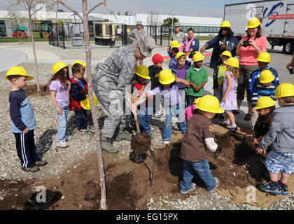 Los Angeles Air Force Base LAAFB Earth Day 2010 la piantagione di alberi cerimonia officiata dal LAAFB Commaning Officer Col. Anita Latino adiacente a Bldg. 2103. Con entusiasmo ad assistere Col. Il Latino sono i bambini da LAAFB Child Development Center CDC. Foto Stock