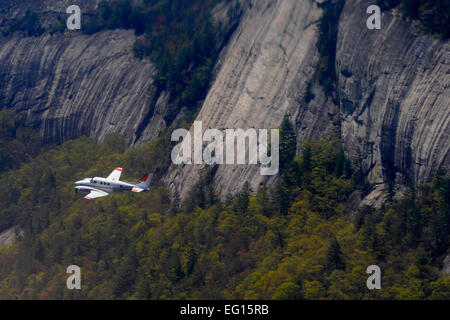 Un U.S. Forest Service Beechcraft King Air ricerche per una zona da utilizzare come un incendio simulato per un U.S. Air Force C-130 Hercules cargo aereo che è dotato di un elemento modulare di Airborne impianto antincendio MAFFS durante un volo di formazione su North Carolina, aprile, 30, 2010. MAFFS è un ritardante del fuoco sistema di erogazione inserita in H e J modello C-130s per convertirli in navi cisterna per il trasporto di aria in grado di trasportare 3.000 galloni di o ritardante di acqua che può essere scaricata in meno di cinque secondi. Il personale Sgt. Michael B. Keller Foto Stock