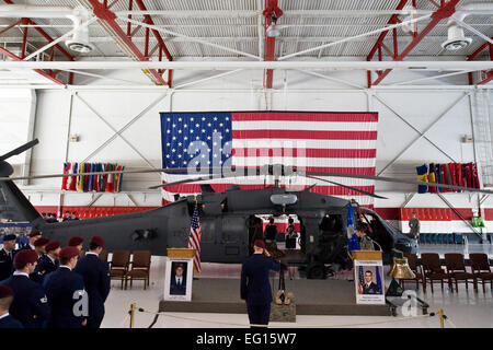 Un pararescue airman rende un omaggio 1Lt. Joel Gentz, 25, un combattimento rescue officer assegnato alla 58th Rescue Squadron; e lo Staff Sgt. David Smith, 26, un volo in elicottero tecnico assegnato all'66squadrone di salvataggio durante una cerimonia commemorativa alla Nellis Air Force Base di giugno 18. I due sono stati tra i quattro aviatori uccisi e tre feriti quando un HH-60G Pave Hawk elicottero schiantato durante una missione medevac nel sud-est in Afghanistan il 9 giugno. / Lawrence Crespo Foto Stock