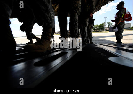 Stati Uniti Servizio militare i membri sono imbarco a Charleston Air Force Base, Globemaster III C-17 sulla rampa del Papa Air Force Base N.C., 21 giugno 2010. Oltre 98 i membri del servizio eseguirà un airborne inserimento come parte del Comune di immissione forzata di esercizio. JFEX è una settimana di esercizio condotta a Papa Air Force Base, N.C., questo esercizio è tenuto sei volte l'anno, progettati per migliorare la coesione tra le forze aeree e l'esercito, eseguendo su larga scala di apparecchiature pesanti e movimenti di truppe. Da Staff Sgt. Angelita M. Lawrence Foto Stock