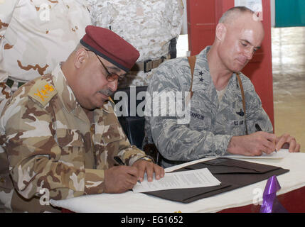 Il Tenente iracheno Gen. Rashid Muhammad Flayah Al-Halifi e il Mag. Gen. Craig Franklin a firmare il memorandum d'intesa alla cerimonia di apertura per l'esercito iracheno le strutture del 16 agosto 2010, a base comune Balad, Iraq. Il memorandum è un formalizzato la fondazione di un nuovo partenariato tra le due forze. Tutta la base sarà girato per il governo dell'Iraq entro la fine del 2011. Al-Halifi generale è di Samarra Operations Center commander. Generale Franklin è la 332Air Expeditionary Wing Commander. Il personale Sgt. Stacy Fowler Foto Stock