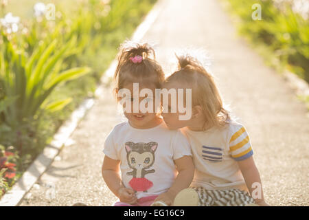 Bambina con la sindrome di Down giocando con la sua amica Foto Stock