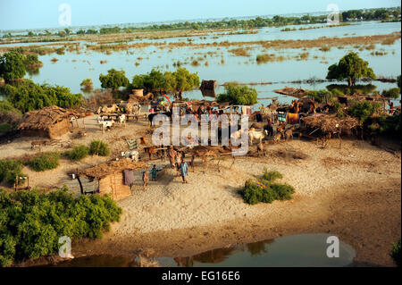 Europee inondazioni hanno devastato aree della provincia del Sindh, Pakistan, sono osservati da un U.S. Marine Corps CH-46 Sea Knight elicottero assegnato al XV Marine Expeditionary Unit a sostegno di flood i soccorsi sett. 5, 2010. Il personale Sgt. Andy M. Kin Foto Stock