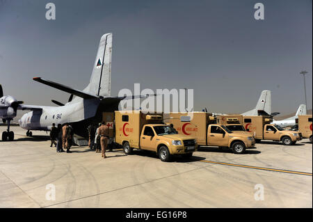 Afghan Air Force ambulanze linea fino in prossimità di una AN-32 Cline per il trasporto dei pazienti dal velivolo per ricevere ulteriore attenzione a Kabul International Airport, Sett. 22, 2010. L'equipaggio trasportato 21 pazienti afghano. Il personale Sgt. Eric Harris Foto Stock