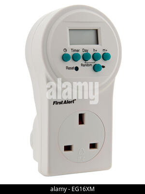 Elettrici digitali presa a parete timer su sfondo bianco Foto Stock