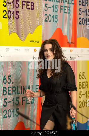 Berlino, Germania. Xiii Febbraio, 2015. Attrice britannica Helena Bonham Carter arriva al photocall per Cenerentola al sessantacinquesimo annuale di Festival del Cinema di Berlino, Berlino, Germania, 13 febbraio 2015. Il film è presentato fuori concorso alla Berlinale, che va dal 05 al 15 febbraio 2015. Credito: dpa picture alliance/Alamy Live News Foto Stock