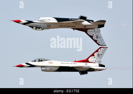 LITTLE ROCK AIR FORCE BASE, Ark. -- Air Force Thunderbirds volare in una formazione a specchio 10 Ottobre durante la base di air show e open house. Thunderbird n. 5 è volato da Hot Springs magg. nativo Rick Goodman e n. 6 è volato da Capt. Aaron Jelinek. Il personale Sgt. Chris Willis Foto Stock