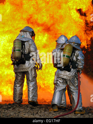 I vigili del fuoco dalla Ohio Air National Guard il centottantesimo Fighter Wing estinguere un incendio di aeromobili durante un esercizio di formazione 16 Ottobre 2010 alla Phelps Collins Combat Readiness Training Center in Alpena, Mich Il aviatori stanno facendo formazione annuale per prepararli alle varie situazioni di salvataggio. Senior Airman Ambra Williams Foto Stock