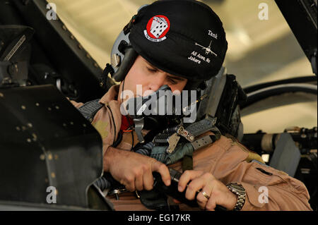 Stati Uniti Air Force Capt. Derrick "Serbatoio" Franck, 77th Fighter Squadron, Shaw Air Force Base, S.C., protegge se stesso in un F-16 Fighting Falcon per preparare per il decollo come parte dell'aria di Falcon soddisfare 2010 ad Azraq Air Base, Giordania, Ott. 21, 2010. Lo scopo dell'aria Falcon soddisfare è quella di migliorare militare internazionale di relazioni e di comuni operazioni di aria. Il personale Sgt. Eric Harris Foto Stock