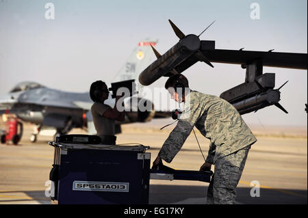 Stati Uniti Air Force Senior aviatori Desirae Etheridge, nativo di Huntsville, Ala. e Airman 1. Classe Zach Goodwin condotta pre-controlli di volo su di un F-16 Fighting Falcon per assicurarsi che sia pronta per il decollo come parte dell'aria di Falcon soddisfare 2010 ad Azraq Air Base, Giordania, Ott. 21, 2010. Airman Etheridge e Airman Goodwin sono entrambi assegnati alla 77th Manutenzione aeromobili unità da Shaw Air Force Base, S.C. Il personale Sgt. Eric Harris Foto Stock