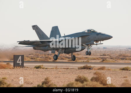 Un US Navy F-18 Super Hornet dalla Naval Air Station Oceana, Virginia Beach, VA, prende il largo per una missione di addestramento durante il 2010 Falcon aria incontrano, Ottobre 26, 2010, Muwaffaq Salti Base aerea, Azraq Giordania. Il Falcon Air soddisfare è una competizione amichevole centrato sull'F-16 Fighting Falcon. F-16 unità proveniva dalla Giordania, Emirati arabi uniti e della US Air Force's 20th Fighter Wing, Shaw Air Force Base, SC. I partecipanti aggiuntivi inclusi un miraggio unità dal Pakistan e un US Navy F-18 unità dall'USS Harry Truman. Tutti erano in concorrenza nel quinto appuntamento annuale ospitato dalla Giordania e la Royal Jordanian Air Fo Foto Stock