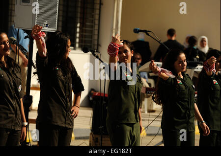 Gli studenti svolgono in onore dell'U.S. Forze Aeree fascia centrale "Galaxy" per ringraziare la band per venire a loro scuola a Fatime Zahra' scuola per ragazze in Amman, Giordania, Ott. 27, 2010. Galaxy effettua per un pubblico in tutto il sud-ovest Asia per aiutare a costruire relazioni con i partner internazionali. Il personale Sgt. Eric Harris Foto Stock